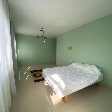 Four-bedroom By The Sea Apartment *